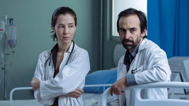 Julio Andrade e Marjorie Estiano na série "Sob Pressão"