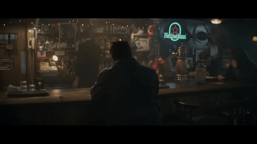 Imagem retirada do trailer mostrando Logan no bar 